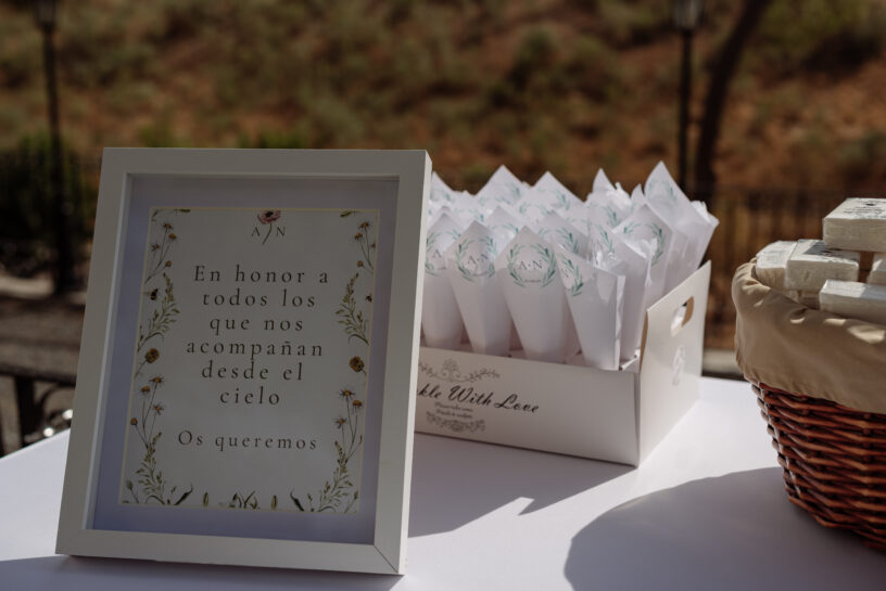 Conos de pétalos preparados para los invitados en la ceremonia de boda