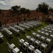 Altar de boda civil con sillas para los invitados