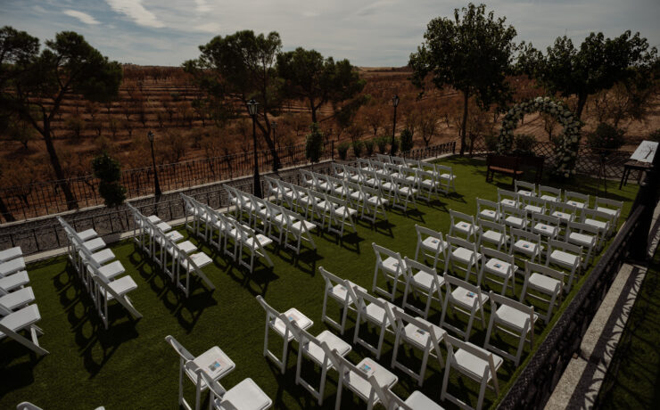 Altar de boda civil con sillas para los invitados