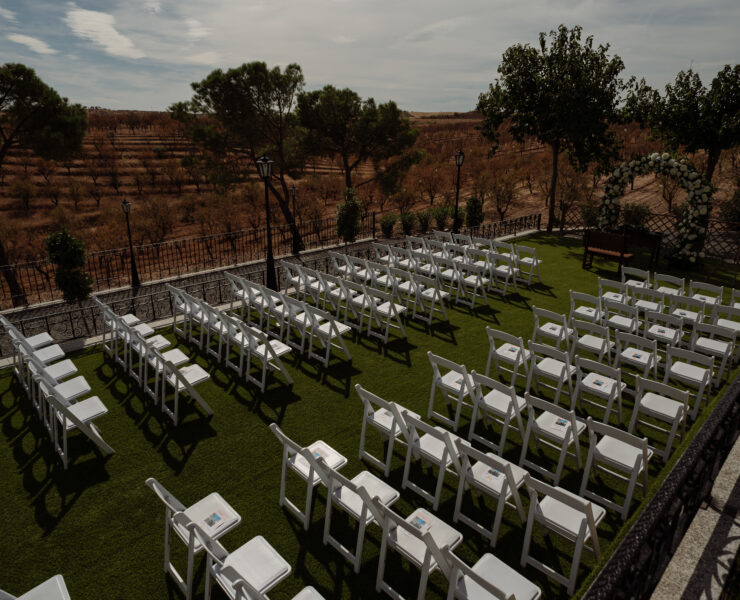 Altar de boda civil con sillas para los invitados