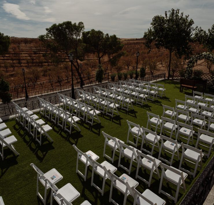 Altar de boda civil con sillas para los invitados