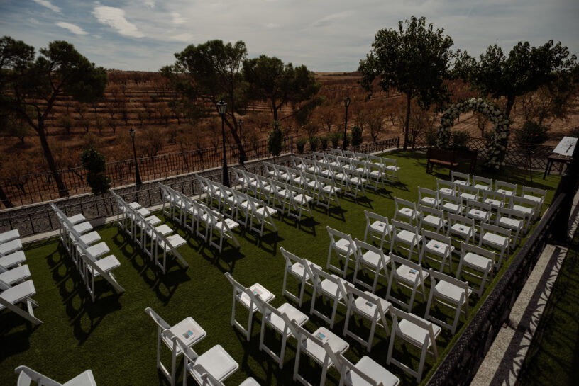 Altar de boda civil con sillas para los invitados