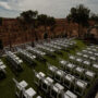 Altar de boda civil con sillas para los invitados
