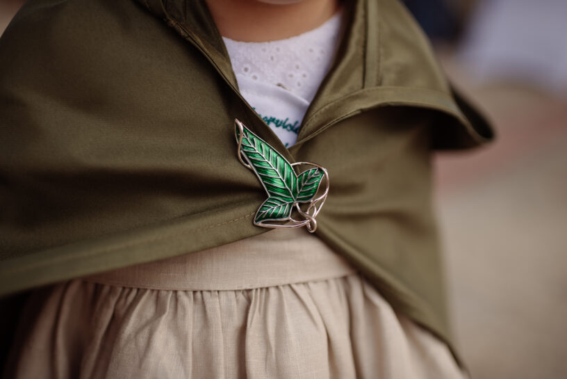 Niña vestida de hobbit llevando los anillos en la ceremonia