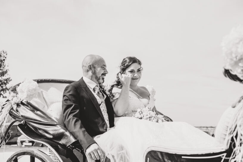 Novia llegando con su padre a la ceremonia de boda civil