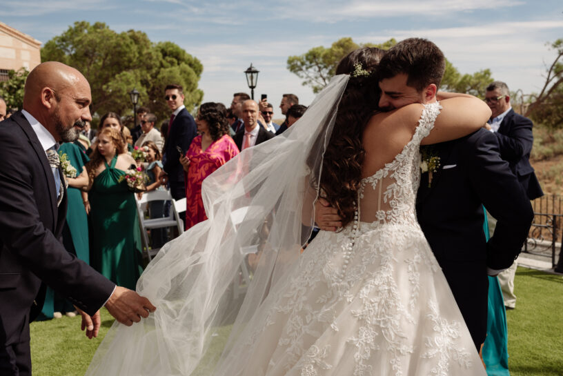 Abrazo al llegar al altar durante la ceremonia de boda civil