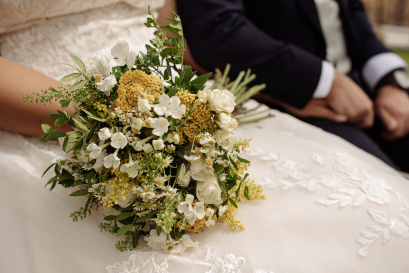 Texto alternativo:Novia en el altar con el ramo durante la ceremonia civil