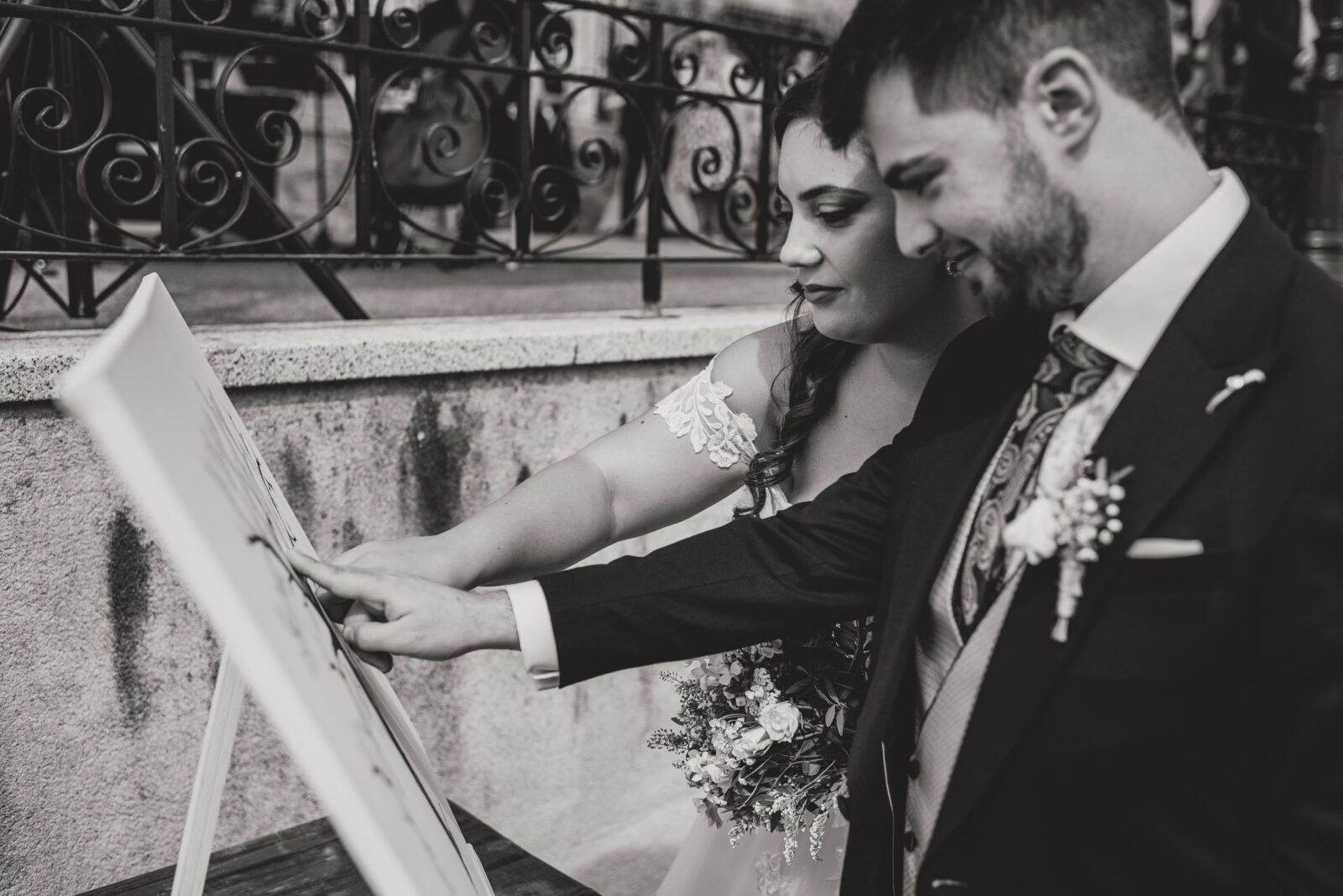 Novios dejando su huella en el árbol de huellas durante su boda