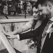 Novios dejando su huella en el árbol de huellas durante su boda