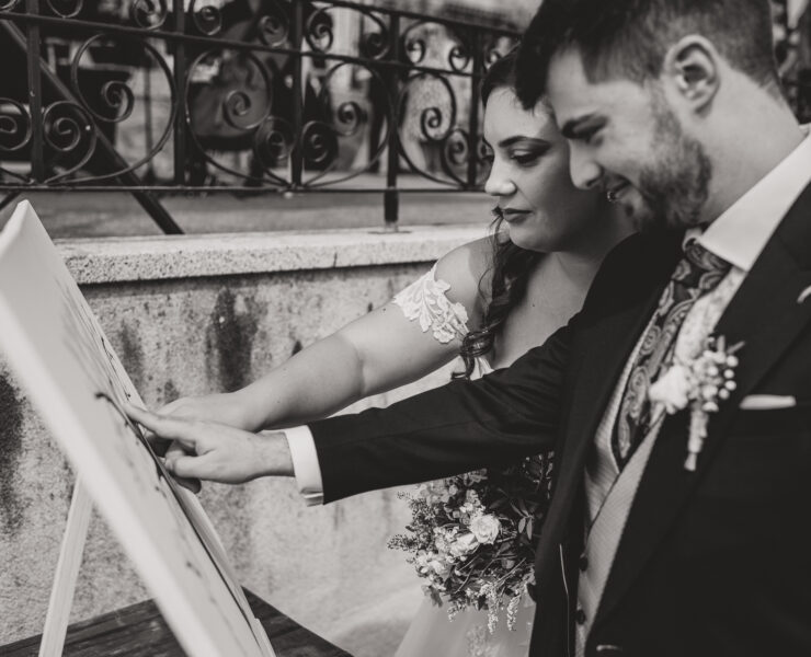 Novios dejando su huella en el árbol de huellas durante su boda