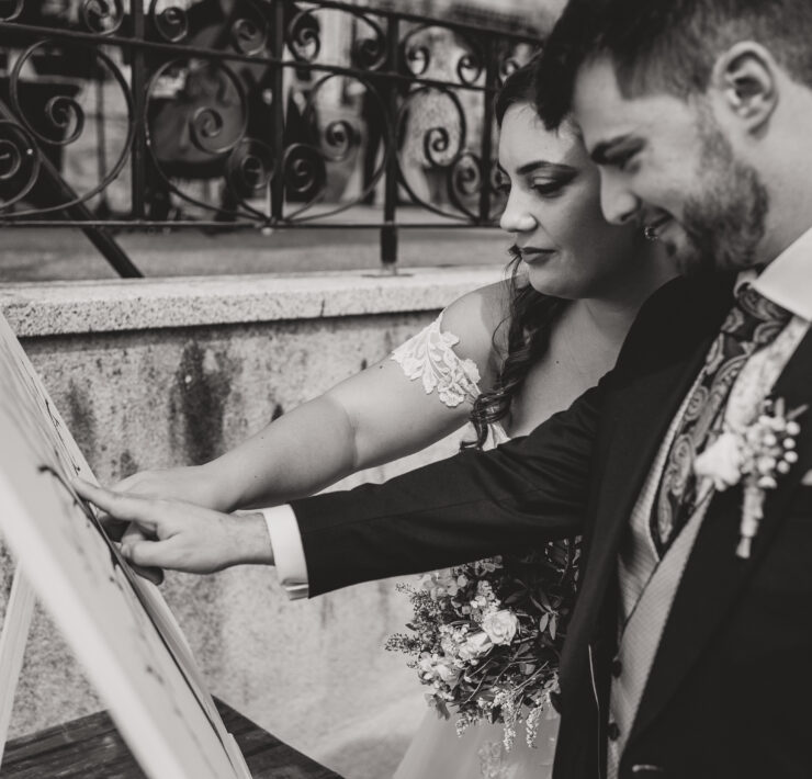Novios dejando su huella en el árbol de huellas durante su boda