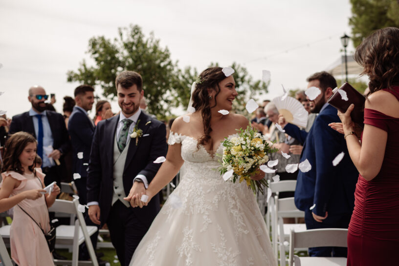Novios saliendo de su ceremonia de boda civil rodeados de pétalos