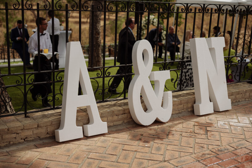 Iniciales A y N decorativas durante el cóctel de boda