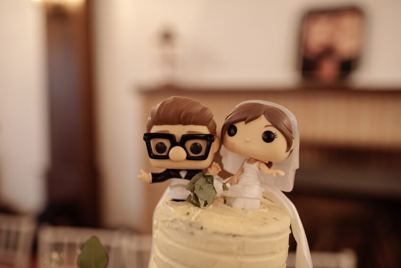 Funkos de Up colocados en la tarta de boda