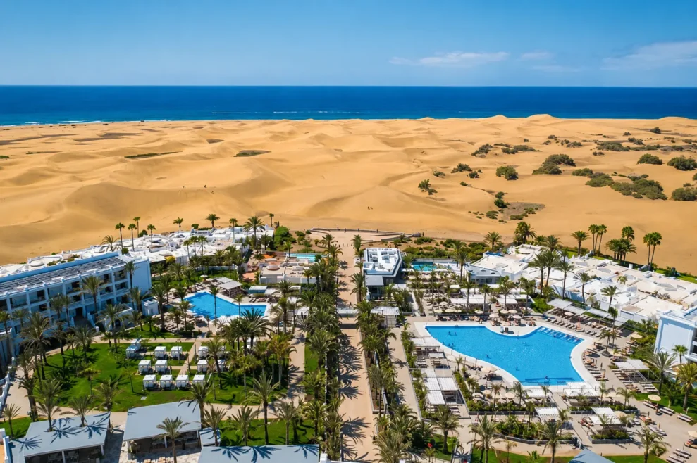 Vista aérea del Hotel Riu Palace Maspalomas frente a las dunas y el mar