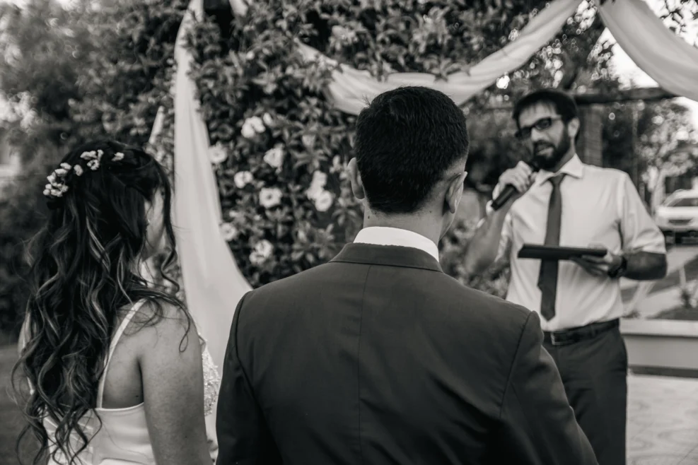 amigo leyendo unas palabras durante una ceremonia de boda