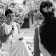 novia leyendo un discurso durante la ceremonia de boda