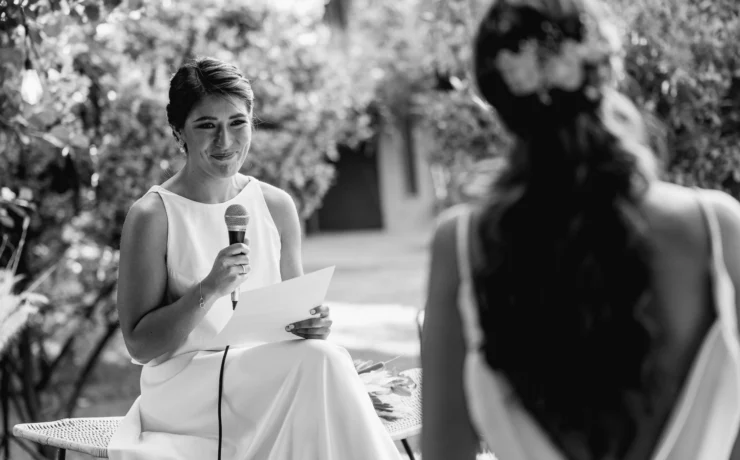 novia leyendo un discurso durante la ceremonia de boda