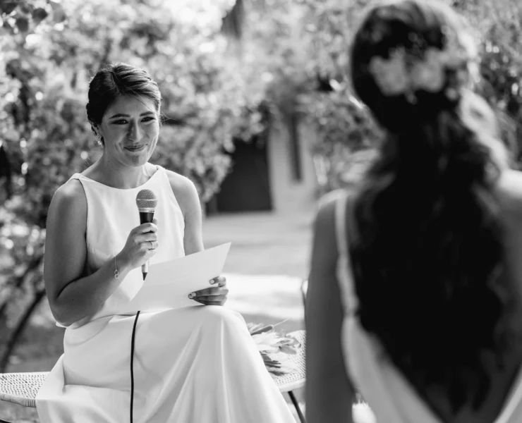 novia leyendo un discurso durante la ceremonia de boda