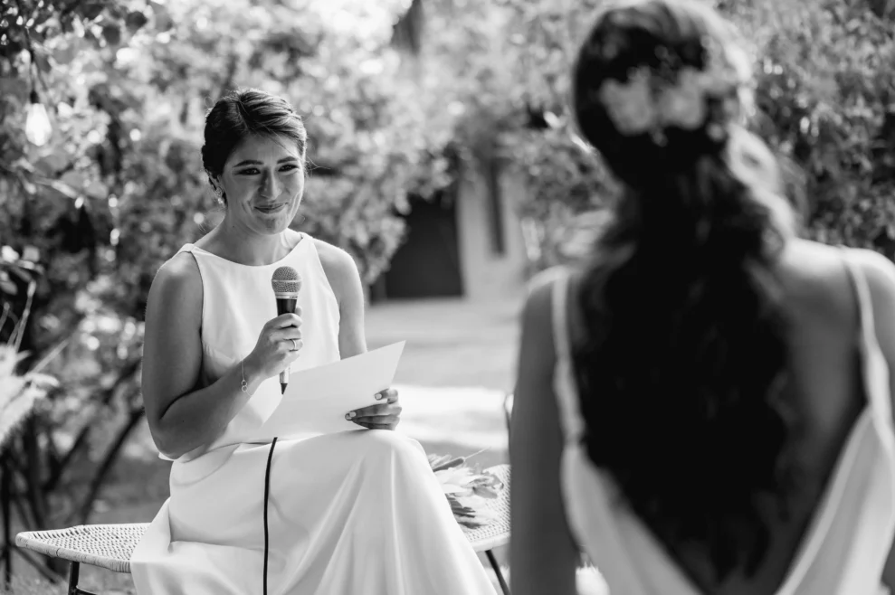 novia leyendo un discurso durante la ceremonia de boda
