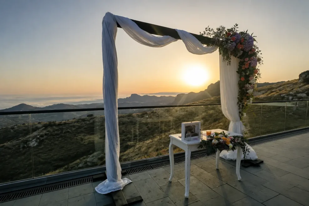 Decoración para una pedida de mano en el Parador de Cruz de Tejeda al atardecer