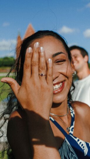 Novia enseñando el anillo en su pedida de mano