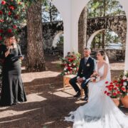 Ceremonia civil en una finca de Gran Canaria con arcos de piedra y flores rojas