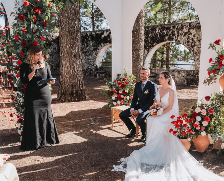 Ceremonia civil en una finca de Gran Canaria con arcos de piedra y flores rojas