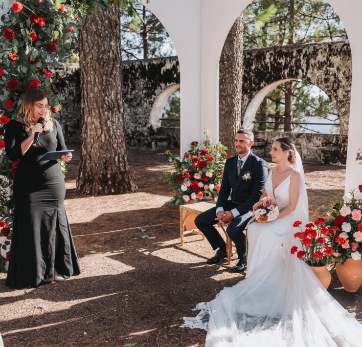 Ceremonia civil en una finca de Gran Canaria con arcos de piedra y flores rojas