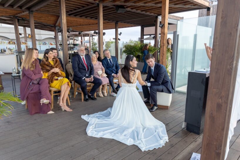 Boda en la terraza de un hotel en Gran Canaria con pérgola de madera