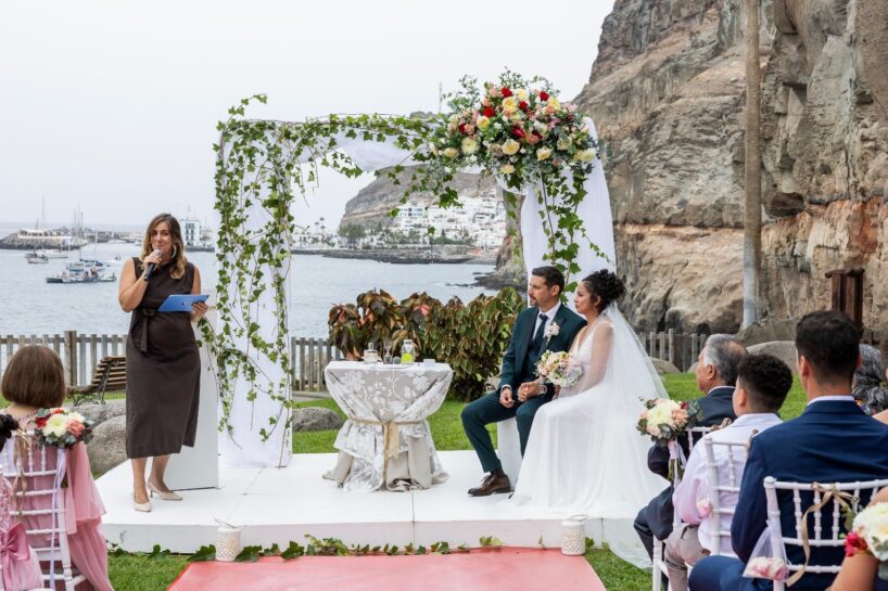 Ceremonia de boda junto al mar en Gran Canaria con arco floralFinca u hotel para boda