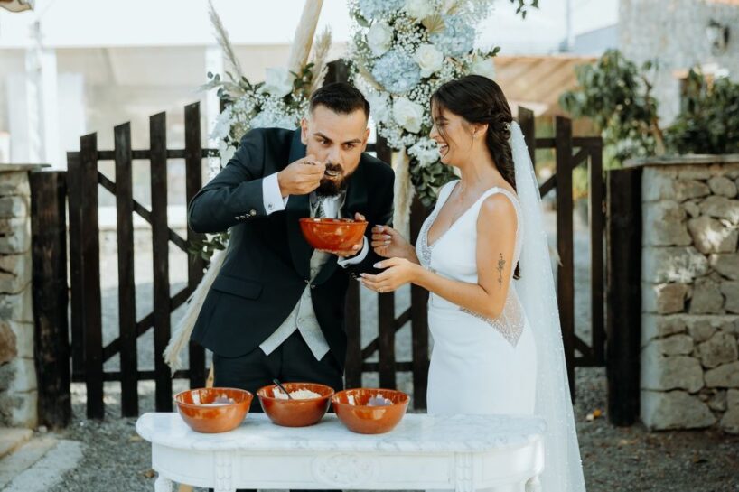Cómo escribir una ceremonia de boda