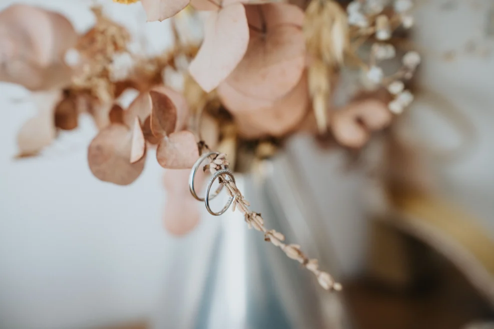 Alianzas preparadas durante la semana antes de la boda