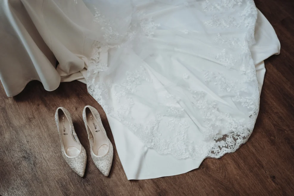 Vestido y zapatos de novia preparados antes de la boda